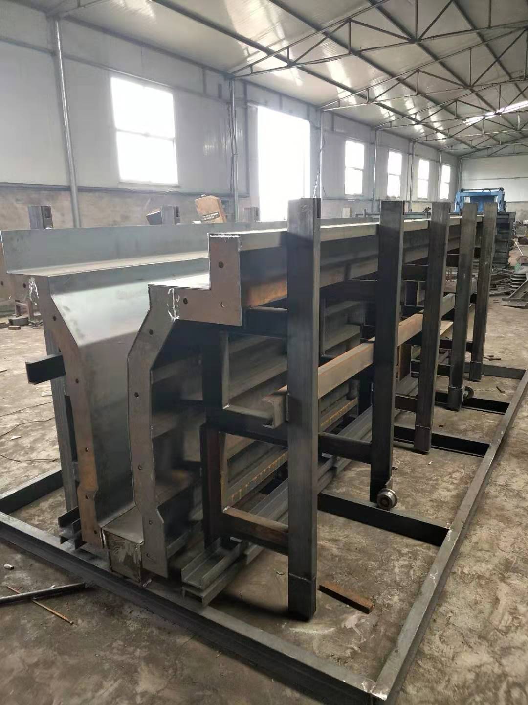 高速隔离墩华体平台_华体（中国）
