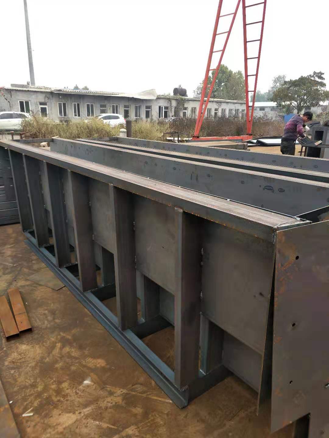 高速隔离墩钢华体平台_华体（中国）