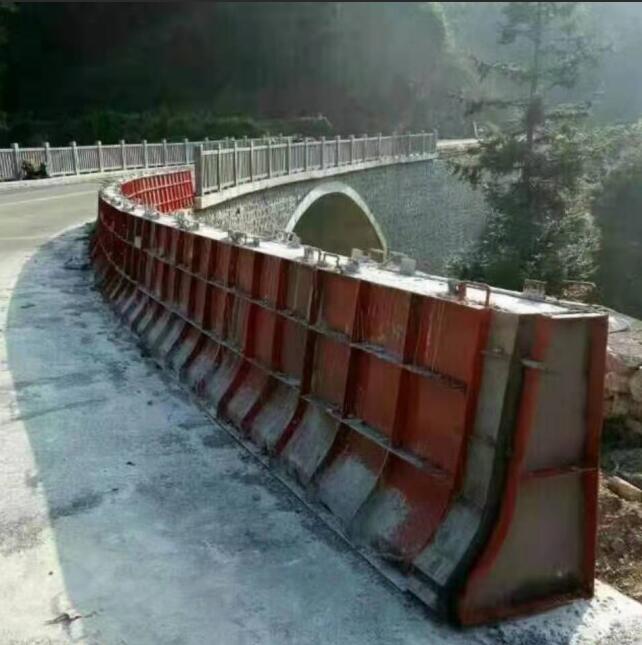 隔离墩钢华体平台_华体（中国）.jpg