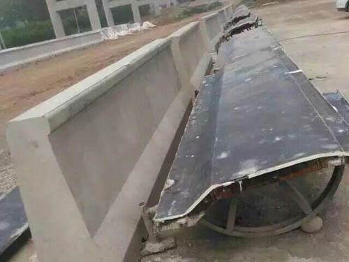 高速公路防撞墙钢华体平台_华体（中国）.jpg